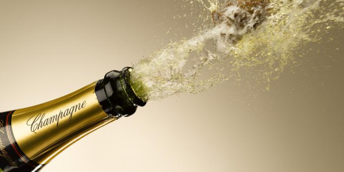 what distinguishes champagne from sparkling wine