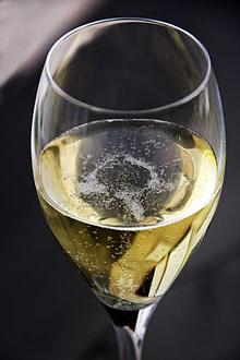 what distinguishes wine from champagne