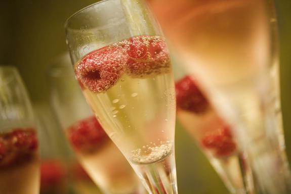 the difference between champagne and sparkling wine