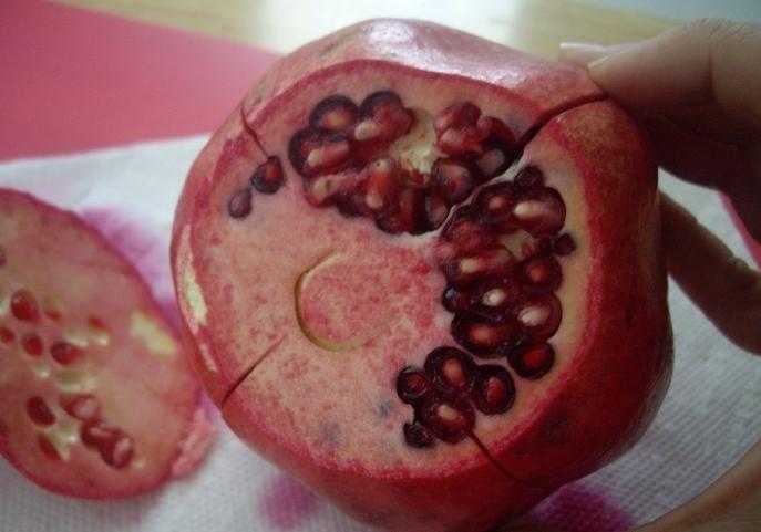 How to quickly clean a pomegranate