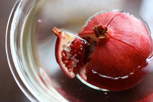 how to peel a pomegranate (photo