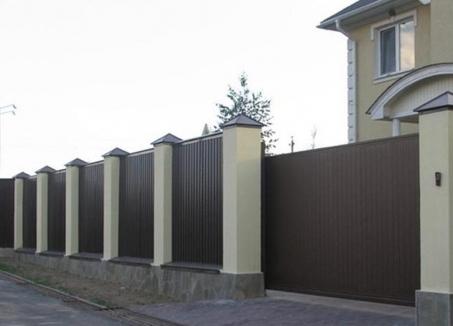 Betonpfeiler für den Zaun