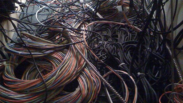 los cables para el cableado en el apartamento