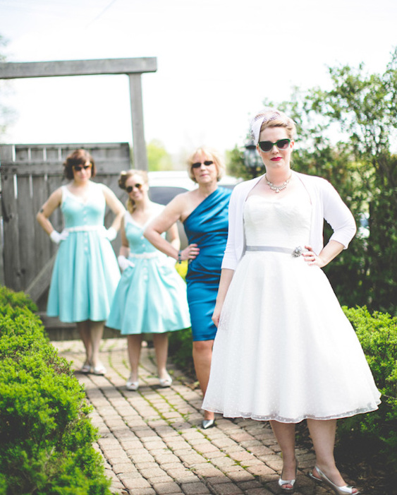 新娘和她的朋友在五颜六色的衣服