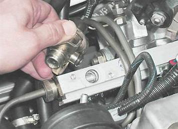 How to check the fuel rail pressure