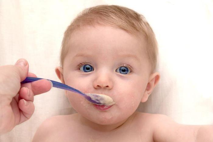 do ilu miesięcy dziecko pluje mleko