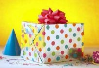 Wie packen Sie das Geschenk in Papier: angenehme Aufgaben