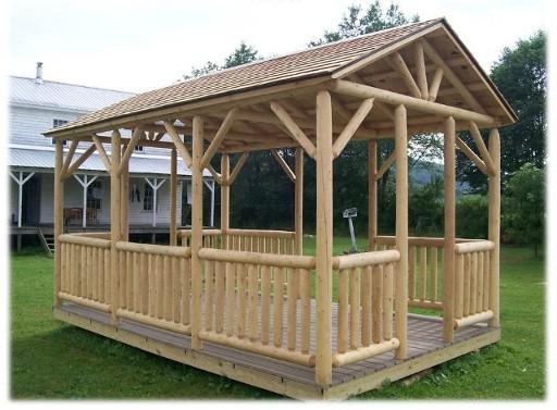 Holz-Pavillon aus Baumstämmen