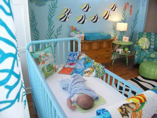 dekorieren Sie den Raum auf den Auszug aus dem Entbindungsheim Mädchen