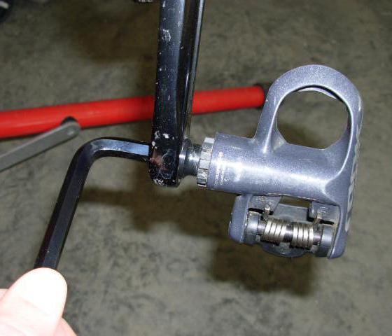 pedal da bicicleta e com a fixação de um