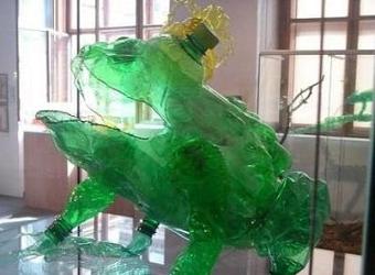 公主青蛙从一个塑料瓶。
