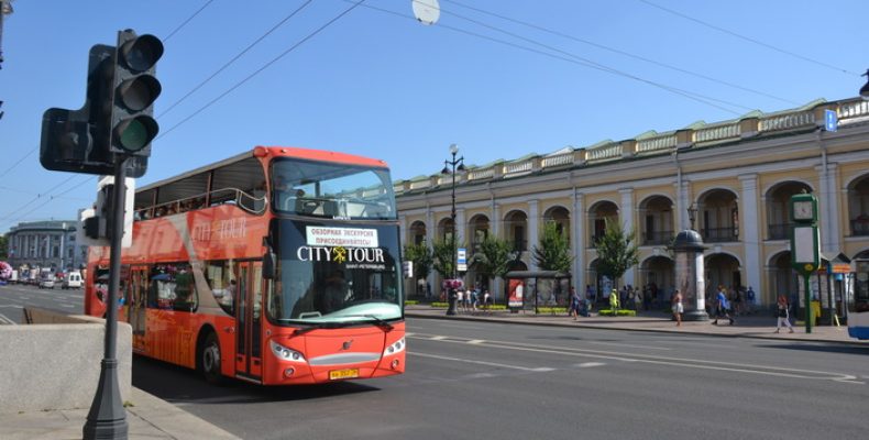 Автобус двор. Автобусные экскурсии по Санкт-Петербургу от Гостиного двора. Экскурсии в Санкт-Петербурге на автобусе от Гостиного двора. Экскурсии по Санкт-Петербургу на автобусе от Гостиного двора 2021. City Tour Санкт-Петербург остановка Гостиный двор.