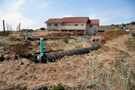 Ўхіл каналізацыйнай трубы 100 на 1 метр у прыватным доме