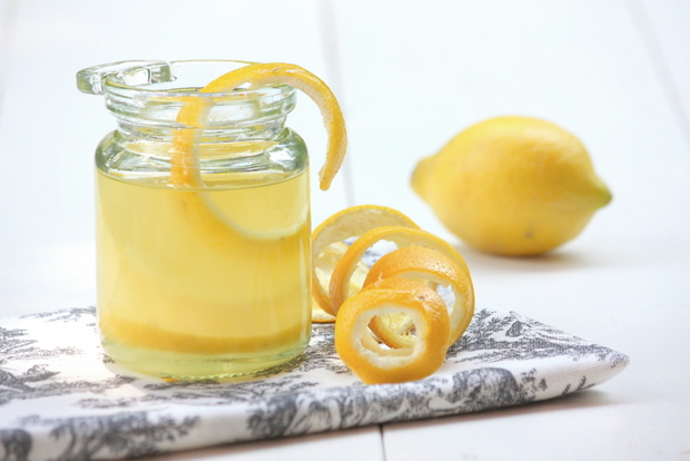 Getränke aus der Zitronenschale