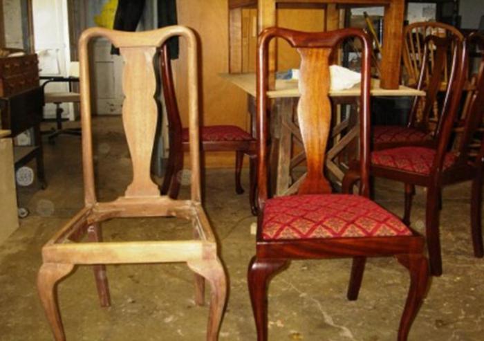 Restaurierung von weichem Stuhl mit den Händen