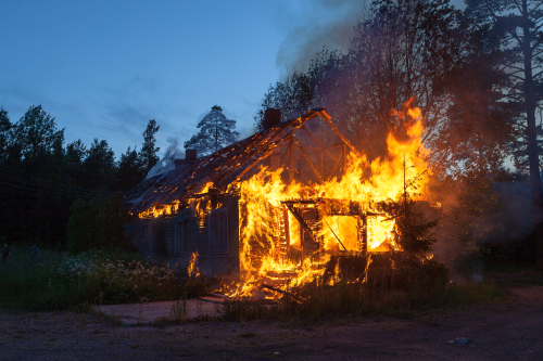 pali się dom