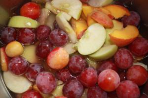Kompott aus äpfeln und Trauben