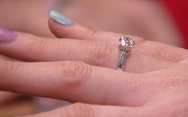o sonho de um anel de noivado no dedo