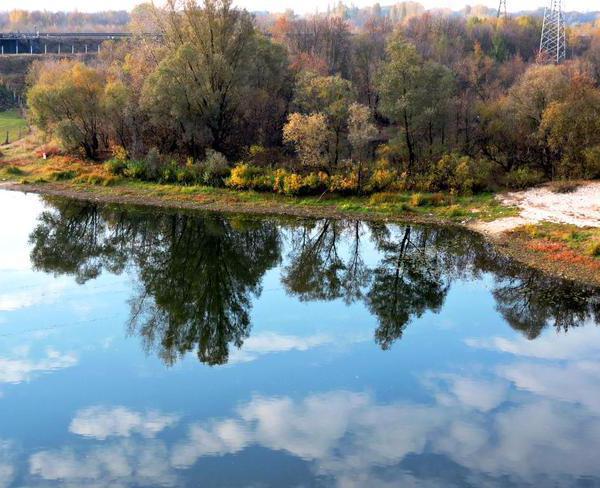 die Temperatur des Wassers im Fluss Sozh