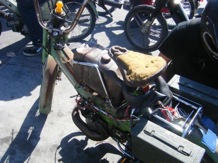 қолдан жасалған мопедтер бірі велосипед
