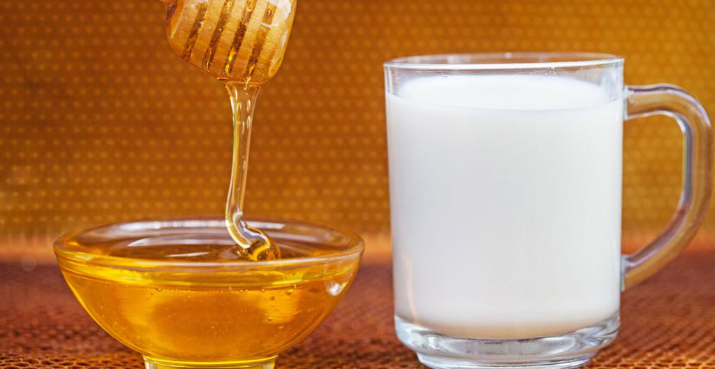 Milch mit Honig gegen Husten und Soda