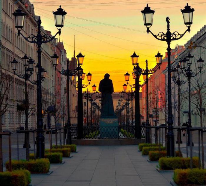 um monumento de gogol, em são petersburgo foto