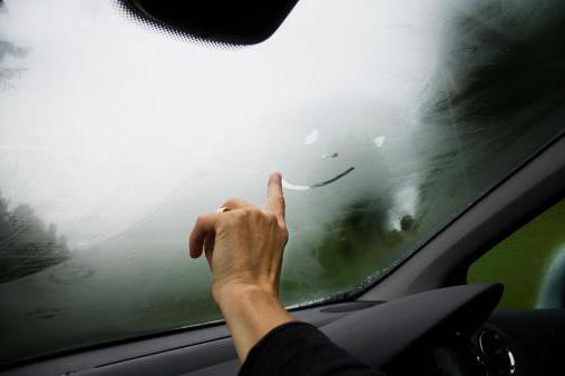 nebulização no carro na chuva