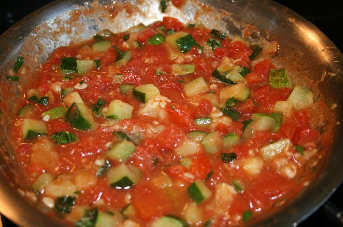 el calabacín en salsa de tomate