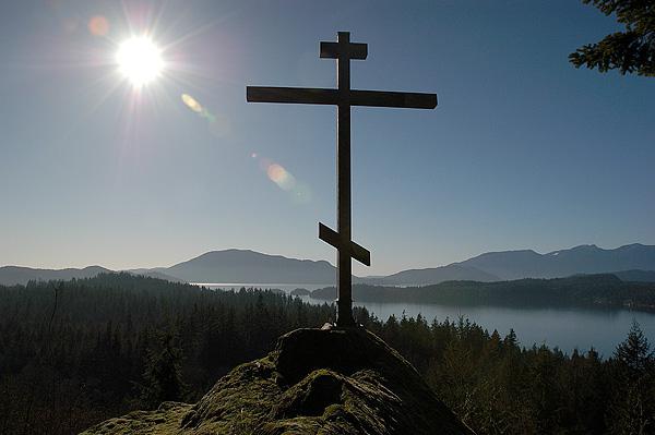 cruzes de Madeira sobre o túmulo de foto