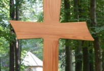 Wie wählen und installieren Sie ein Holzkreuz auf das Grab?