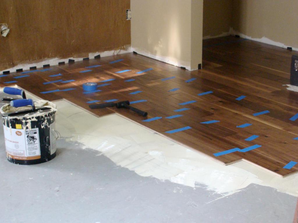 montaż wykończeniowego podłogi w drewnianym domu