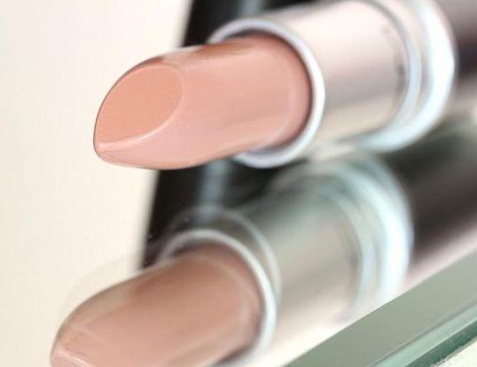 el lápiz de labios de color beige