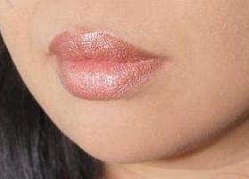 beige-pink lipstick