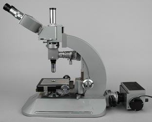 who invented first microscope