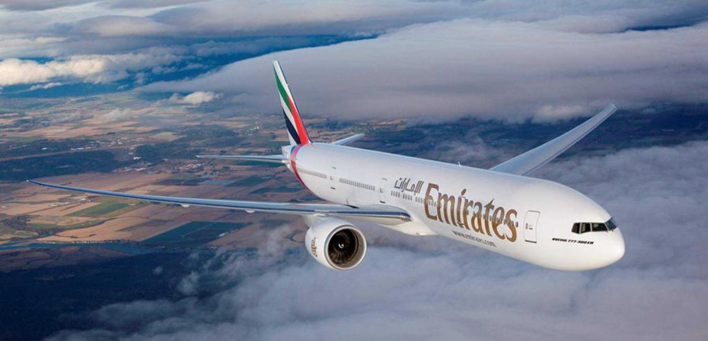 Самалёт Emirates ў небе