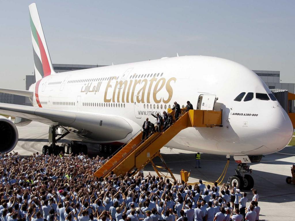 ein Riesiges Flugzeug der Gesellschaft Emirates