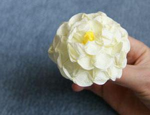 biały kwiat z papieru