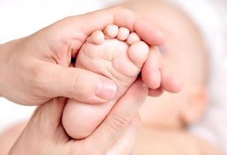 como fazer massagem do recém-nascido