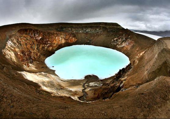 爆发的冰岛火山