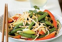Salad of string beans in the kitchens of different peoples