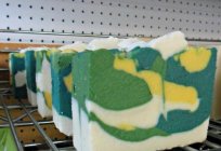 熔化肥皂在微波技术。 准备肥皂作者的遗留物