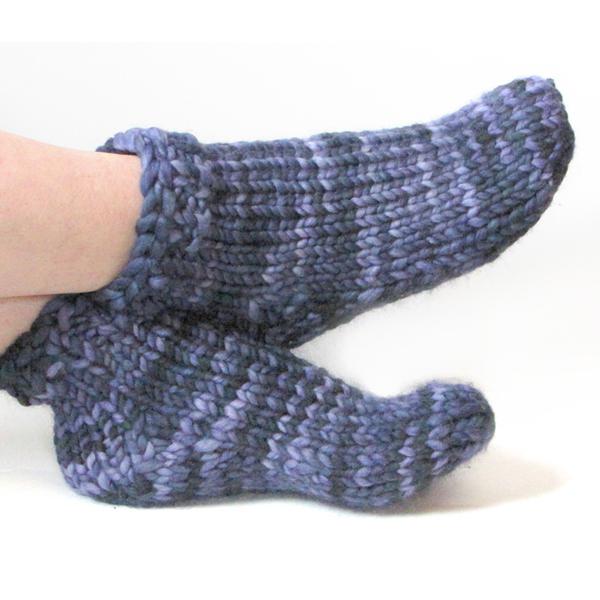 Baby-Socken auf zwei Speichen