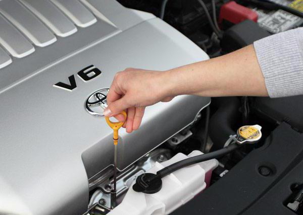 how to check the oil level in the engine