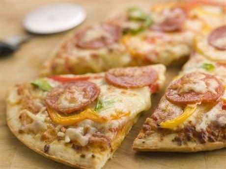 la Pizza con chorizo, queso, setas