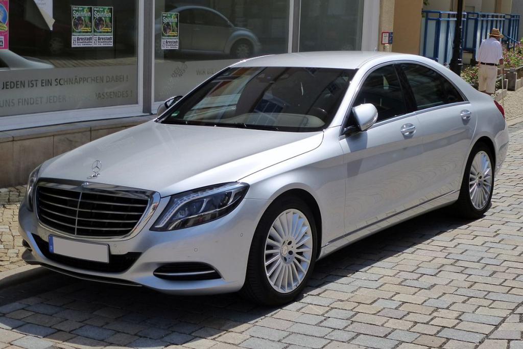Mercedes w kolorze srebrnym