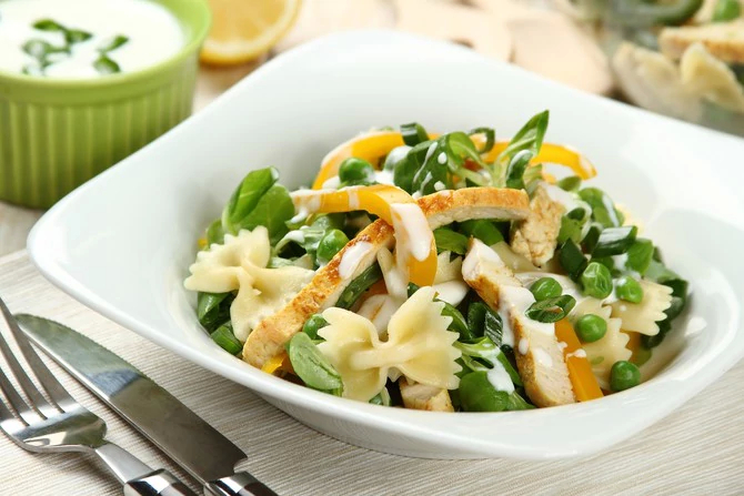 Salat mit Pute und Pasta