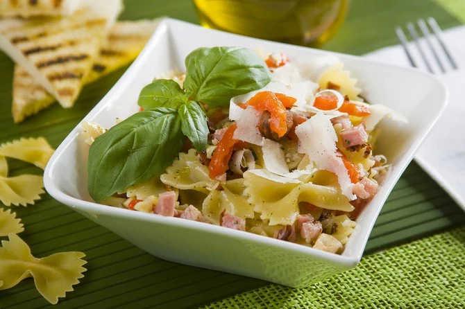 Salad with ham and pasta