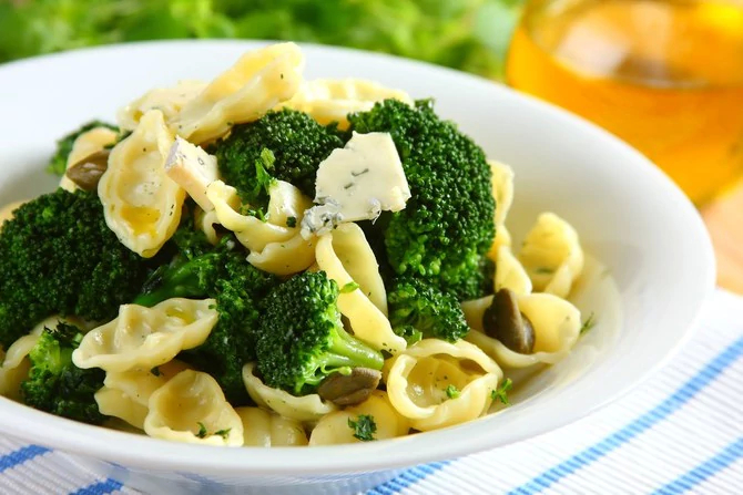 Salad with broccoli and pasta
