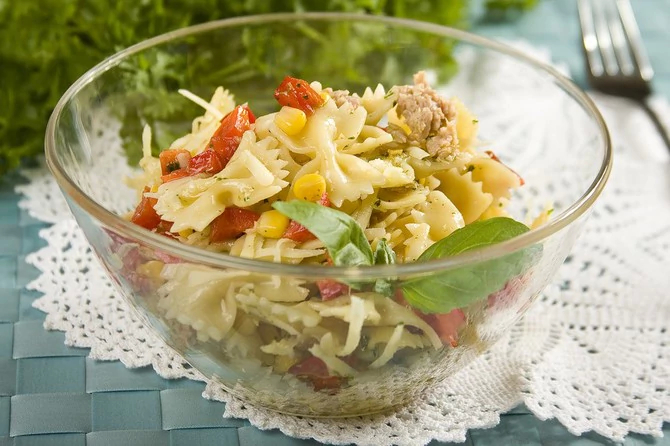 Salat mit Thunfisch und Pasta