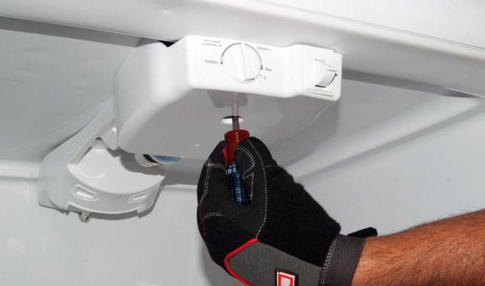 Reparatur Schalter Licht des Kühlschranks mit den Händen